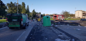 Esplode cassonetto dei rifiuti a Catania , 4 feriti