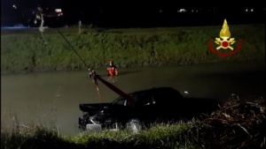 Bologna- Castel Maggiore, auto in un canale: salvato un uomo dai vigili del fuoco - Video