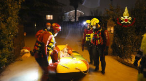 Cedono gli argini della roggia nel vicentino, strade allagate tra Torri e Settecà: 20 persone salvate dai vigili del fuoco