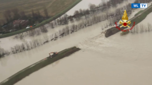Maltempo Emilia Romagna - Sorvolo dell'elicottero VF sulla zona dell'esondazione a Nonantola -Video
