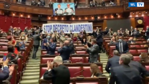 Dl sicurezza, protesta della Lega alla Camera con striscione e gigantografia