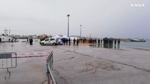 Mazara del Vallo, l'arrivo dei pescherecci con i pescatori liberati in Libia-Video
