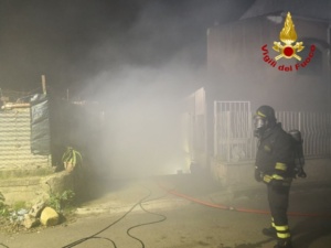 Palermo - Rogo in magazzino attività commerciale - Video