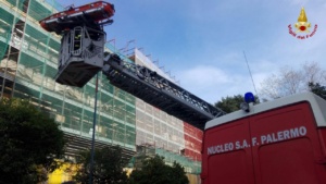 Palermo - Restauratrice cade da un ponteggio da un piano all’altro, soccorsa dai Vigili del Fuoco