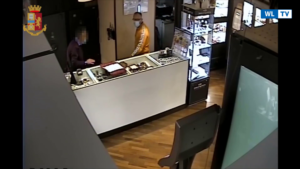 VIDEO - Evade dai domiciliari e rapina gioielleria, arrestato