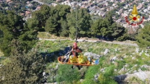 Palermo - Incidente sul monte Pellegrino: soccorso dai vigili del fuoco ciclista caduto in una scarpata - Video