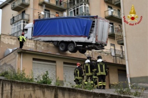 Recuperato Tir rimasto in bilico su un terramento a Caccamo