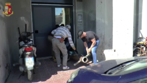 Siracusa - Lotta alle piazze di spaccio, rimossi i cancelli in ferro: arrestati 2 spacciatori