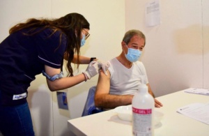 Covid, Musumeci si è vaccinato a Catania con AstraZeneca