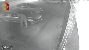 Siracusa, danno fuoco ad un ’auto per “regolare i conti”: individuati i tre responsabili