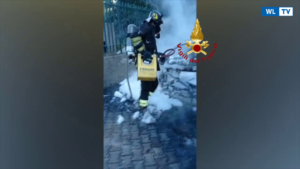 Incendio di due autovetture in sosta nel quartiere Bisconte a Messina: intervenuti i vigili del fuoco -Video