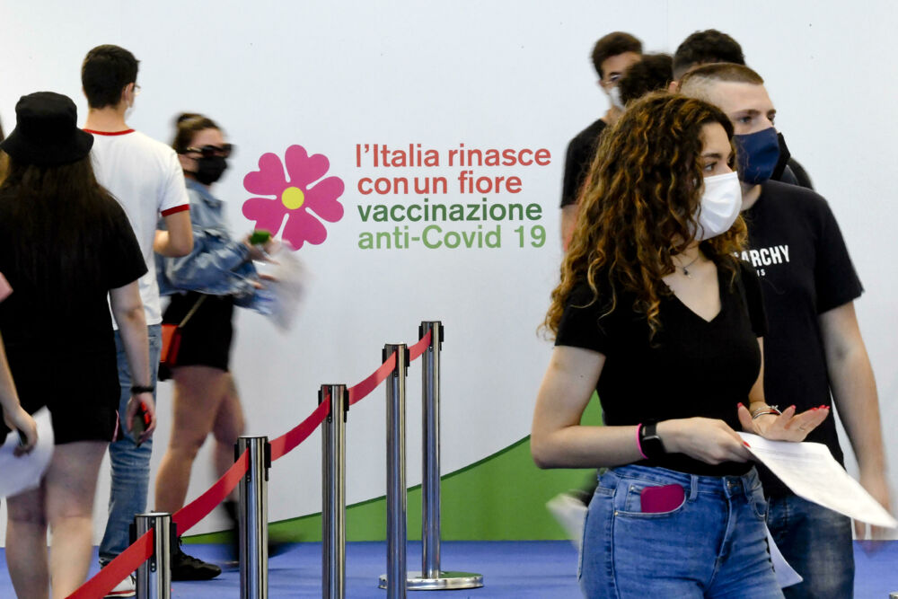 Vaccini – L’esercito dei giovani fa arretrare il virus