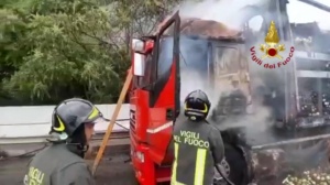 Salerno - Tir avvolto dalle fiamme su un viadotto