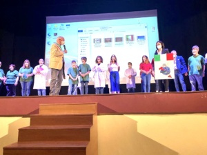 Dono dei ragazzi dell'associazione albero all'amministrazione comunale di Priolo Gargallo