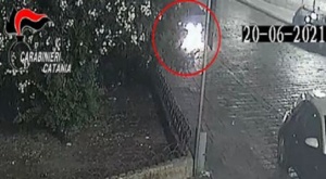 Incendi: rogo a sette auto nel Catanese, denunciato piromane