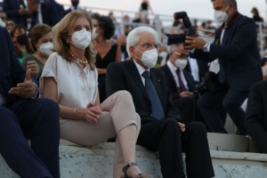 Applausi per Mattarella al teatro greco di Siracusa Prima dello spettacolo, la tragedia Coefore Eumenidi, minuto di silenzio per Borsellino