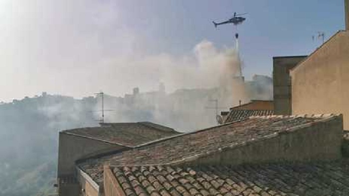 Ancora fiamme a Enna, gente dorme fuori casa:  in azione due Canadair ed elicottero per spegnere roghi