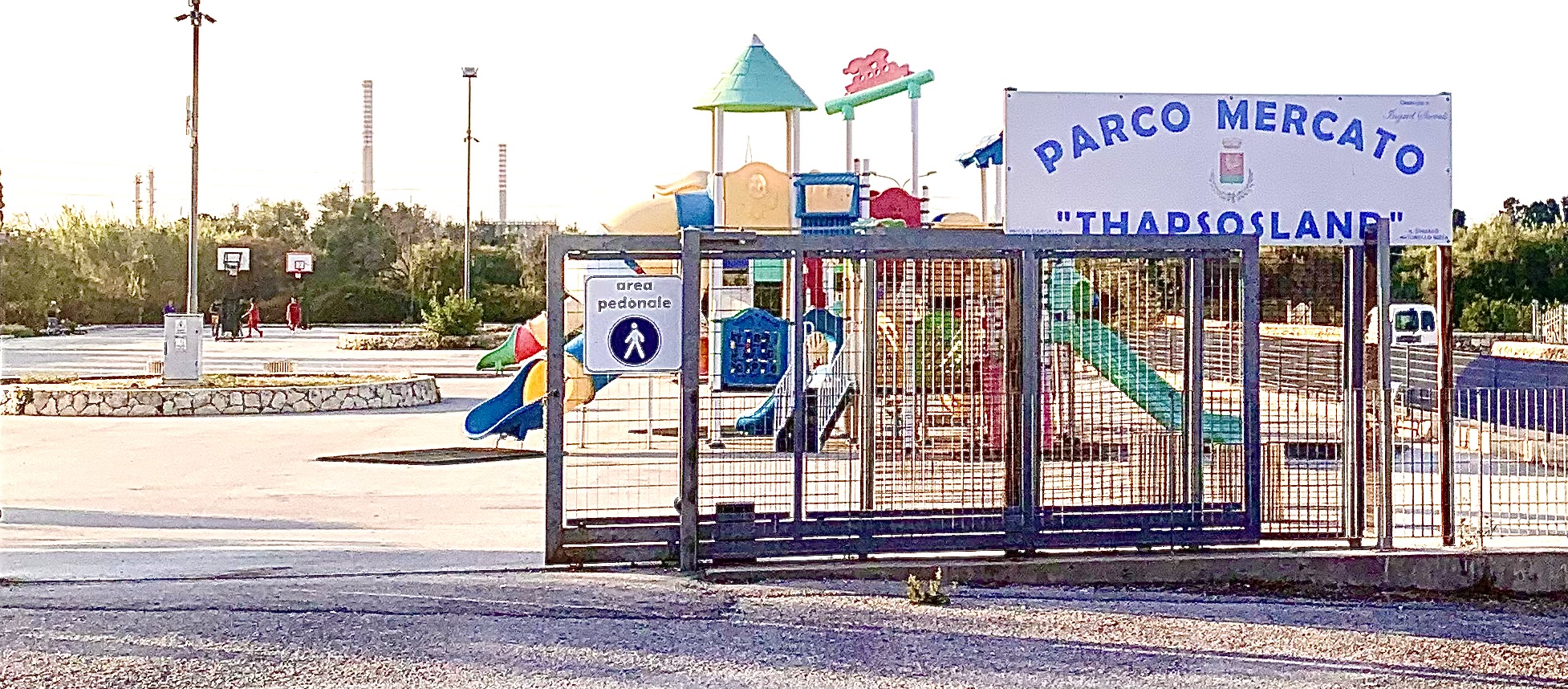 Priolo, affidati i lavori di  pitturazione dei campetti di basket del parco Thapsoland.