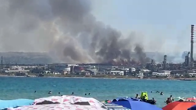 Melilli, incendio in contrada Spalla: strada chiusa al traffico – video