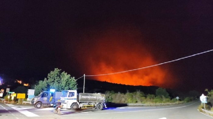 Emergenza incendi: ancora roghi nel palermitano, fiamme sulle Madonie
