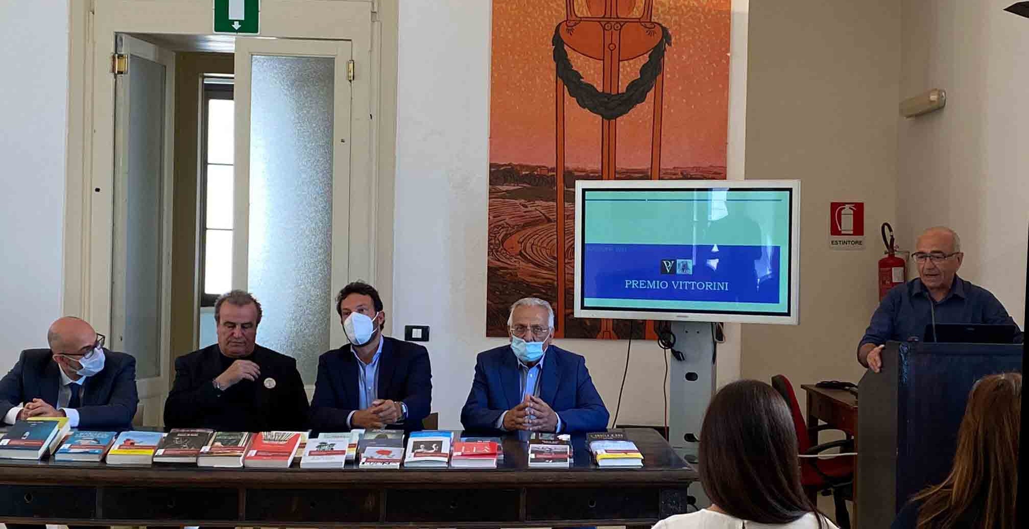 Vittorini leggeva Siracusa: Giuseppe Giardina “Firma” l’immagine del premio Vittorini 2021