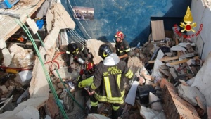 Crolla palazzina a due piani a Torino, due persone estratte vive - Video