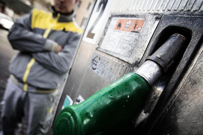 Caro benzina: il prezzo vola a 2 euro al litro