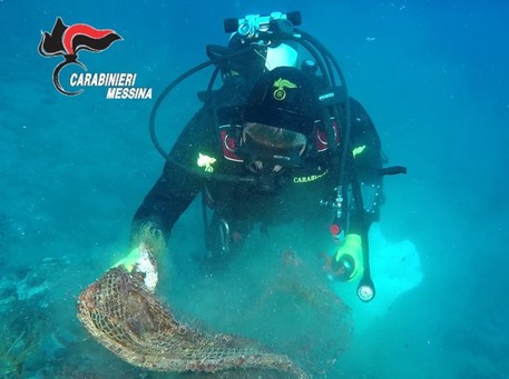Ambiente – Recuperata rete ‘fantasma’ in mare Milazzo lunga 200 metri, incagliata a 36 metri profondità