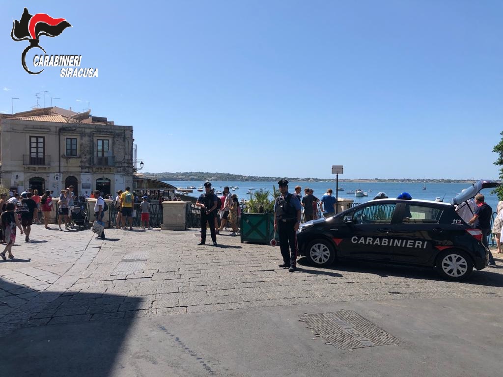 Siracusa – controlli  a Ortigia: segnati 3 giovani per droga, sanzionate  3 attività e sequestrati 4 veicoli