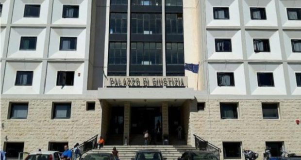 Prestazioni da una prostituta: due carabinieri e poliziotto rimessi in libertà