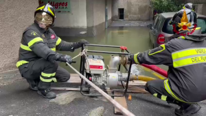 Maltempo - Vigili del fuoco svuotamento seminterrato allagato a Catania