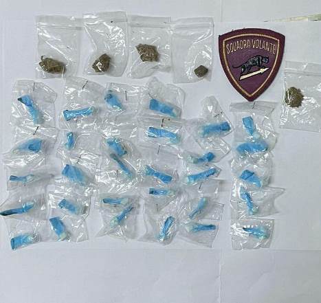 Siracusa, i poliziotti trovano droga in un box in via Santi Amato