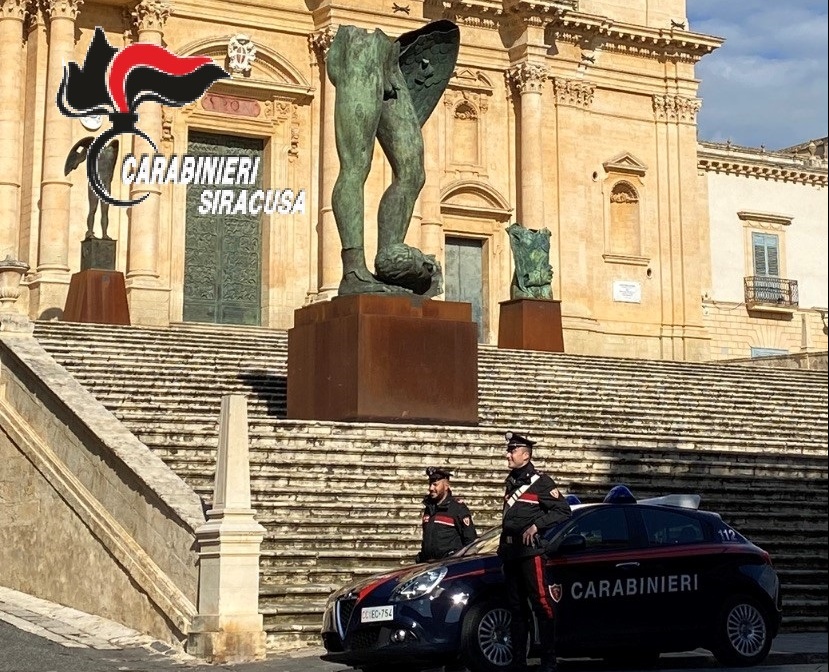 Noto: festeggia sui social la concessione dei domiciliari appena fuori dal tribunale – arrestato e condotto in carcere dai Carabinieri