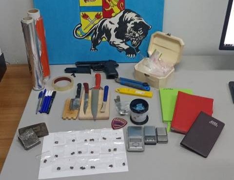 Siracusa: arrestati conuigi trovati in possesso di droga ed armi