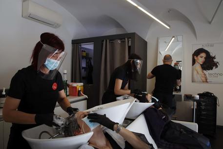 Covid – Dal parrucchiere con il pass, scatta oggi l’obbligo