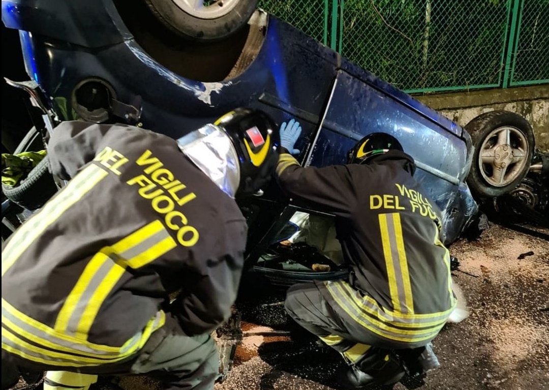 Formia, auto si ribalta e distrugge cabina elettrica