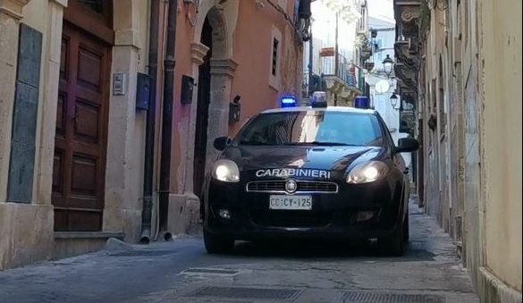 Siracusa – Ruba due automobili:i denunciano 36enne