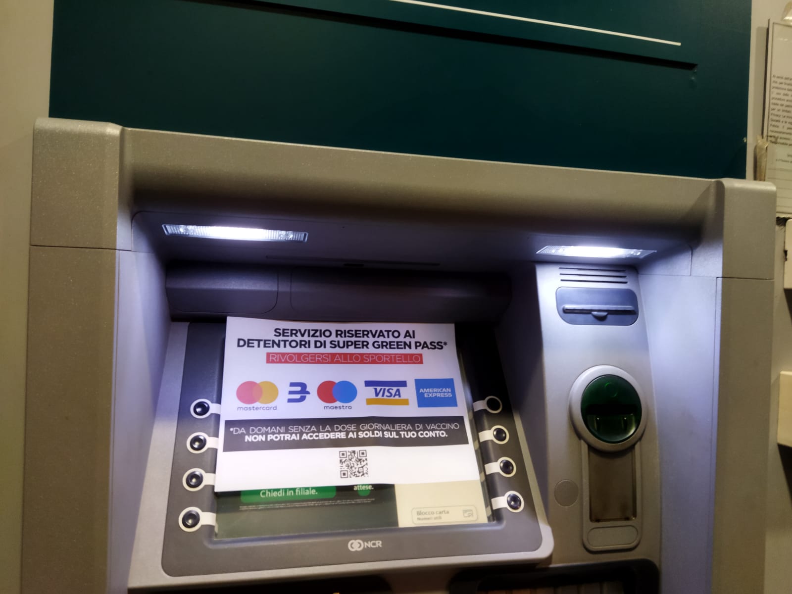 Green Pass, azione provocatoria di CasaPound negli istituti di credito: “vuoi prelevare i tuoi soldi? Vaccinati”