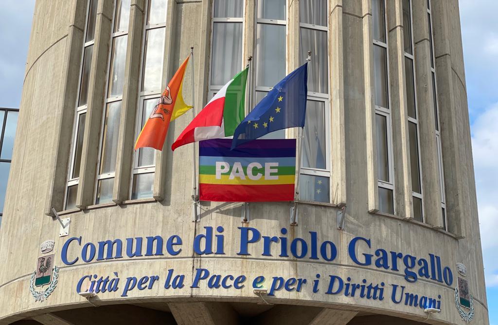 Priolo, solidarietà al popolo ucraino: bandiera della pace sulla facciata del palazzo comunale