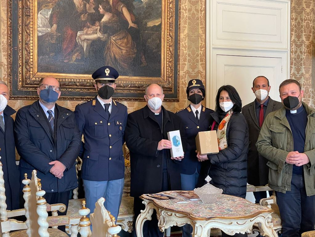 La Polizia di Stato consegna olio del “Quarto Savona 15” – contro la piaga della mafia