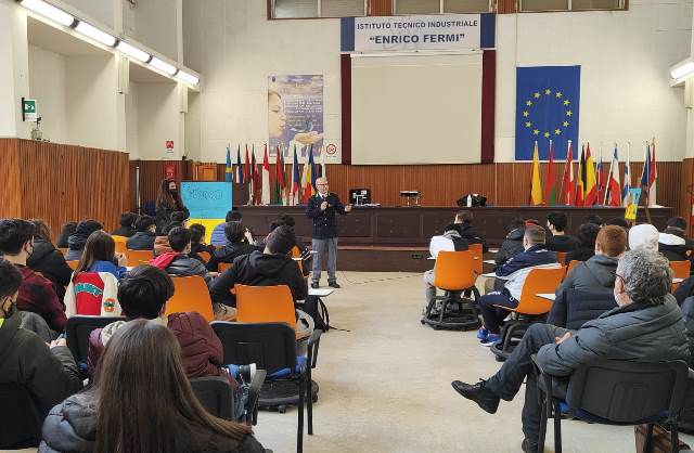 La polizia  incontra gli studente dell’istituto ” Enrico Fermi”