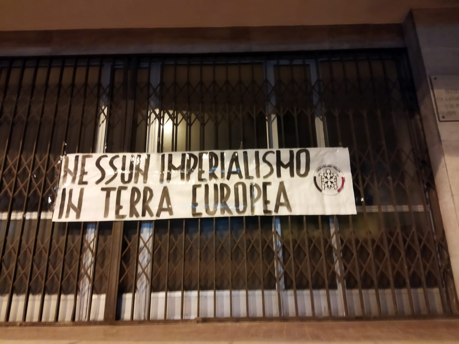 Guerra in Ucraina, striscioni di CasaPound affissi in tutta Italia: “Nessun imperialismo in terra europea, pomeriggio manifesteremo per la nostra Europa”