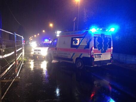 Spari contro un’auto, un ferito grave