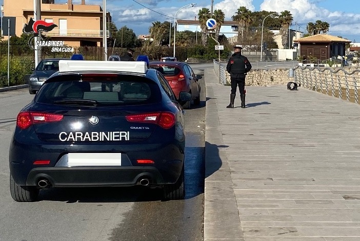 Avola: Carabinieri riconsegnano portafoglio al legittimo proprietario