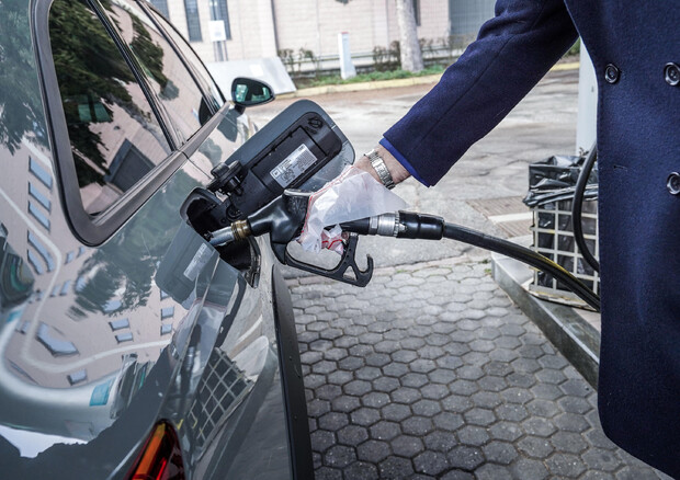 La benzina torna a 2 euro/litro Vola anche il prezzo del gasolio