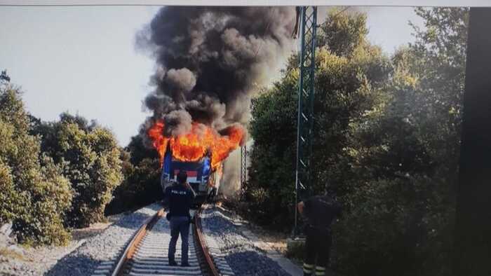 Treno Fse in fiamme  tra Martina Franca e Crispiano, evacuati passeggeri – A fuoco il locomotore.