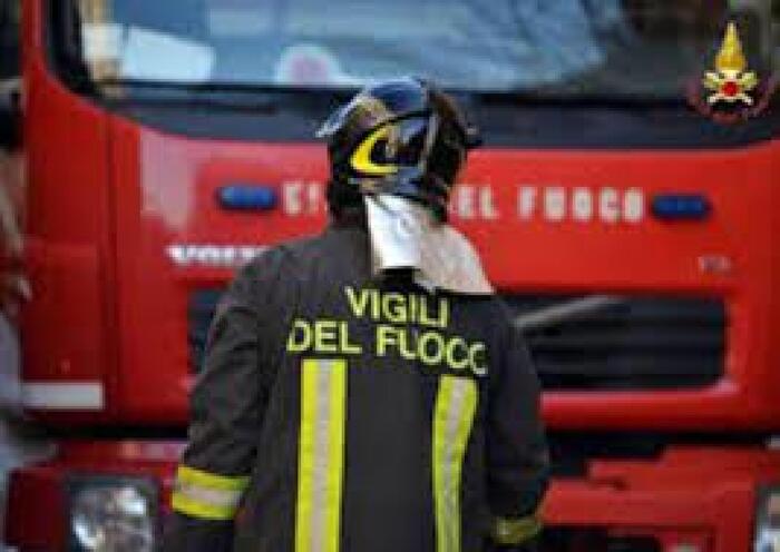 I Vigili del Fuoco intervengono per l’incendio di un supermercato a Aci Catena