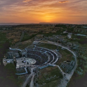 a Caruso a Prospettiva Nevskij, da Piazza Grande a Bandiera Bianca ecco la “Cura” del Coro Lirico Siciliano al Teatro greco di Siracusa