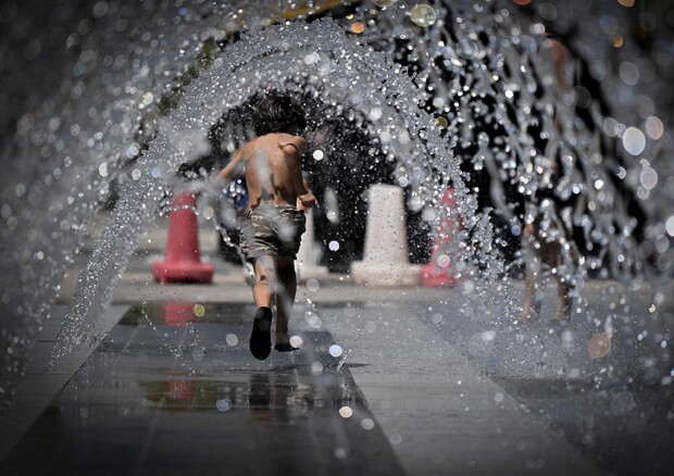 Caldo – Venerdì bollino rosso in tre città, c’è anche Roma