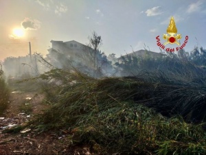 Incendi -  Rogo a Catania, disagi anche per l'aeroporto